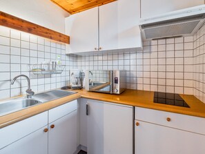 Réfrigérateur, four, plaque de cuisson, cafetière/bouilloire