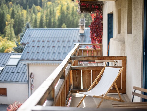 Property grounds - Cozy 1BR Apartment, Balcony, Pool, Close to Serre Chevalier Slopes, Free Wi-Fi & Parking (Saint-Chaffrey)