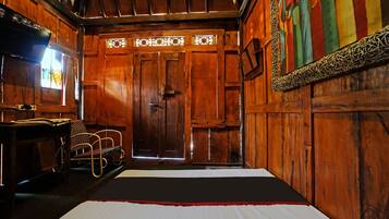 Kahden hengen deluxe-huone | Työpöytä, kannettavalle tietokoneelle sopiva työtila, vuodevaatteet