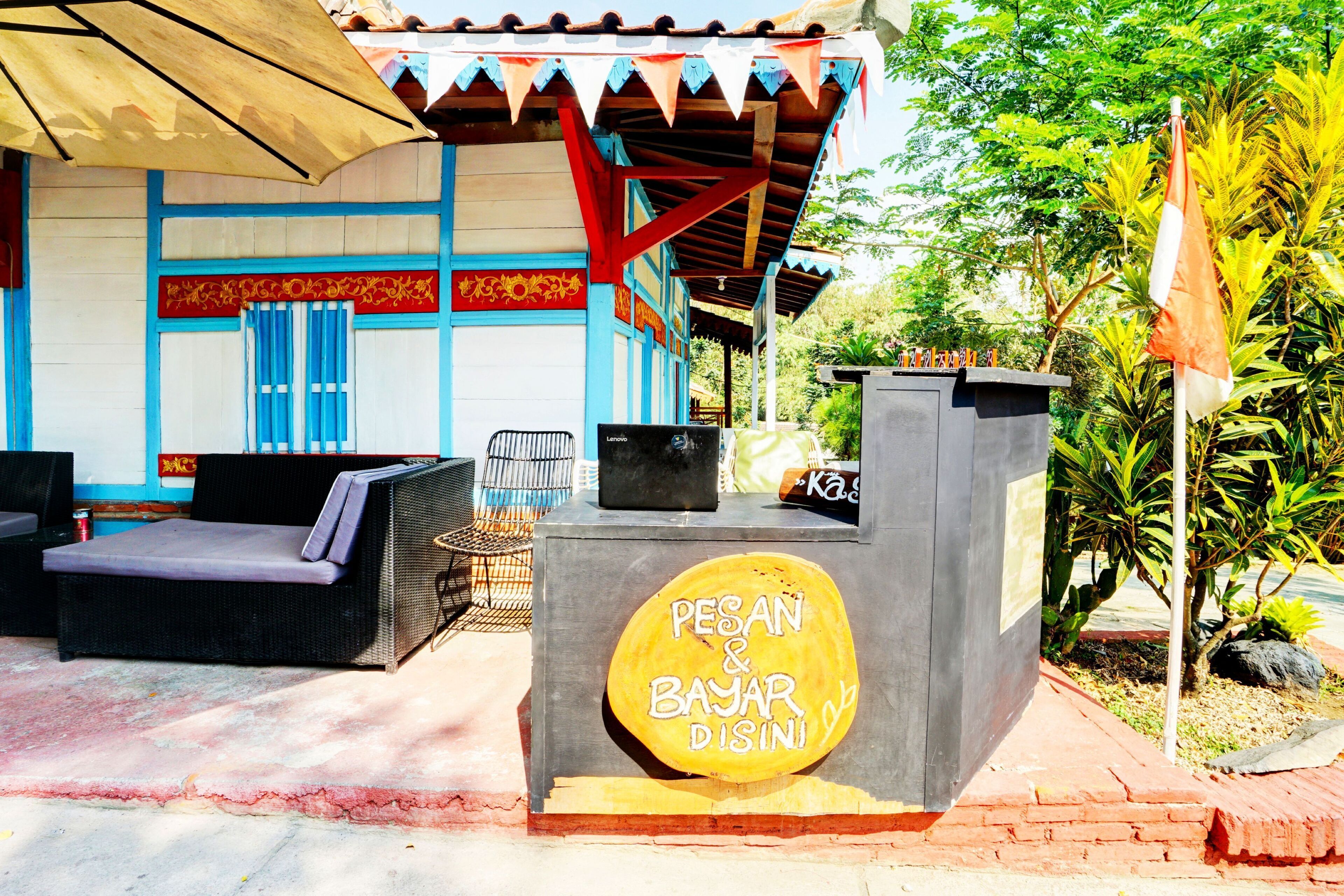 A building with a sign that reads "PEGAN & BAYAR DISINI".