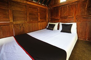 Deluxe Suite | Desk, laptop workspace, bed sheets - Capital O 93238 Lembah Mbalong Resort (Malang)