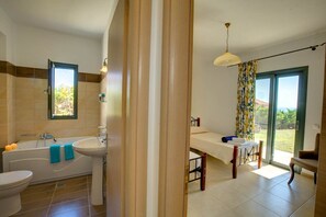Haartrockner, Handtücher, Seife, Toilettenpapier