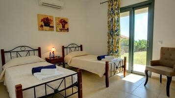 3 bedrooms, in-room safe, iron/ironing board, travel crib