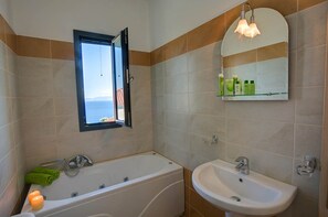 Asciugacapelli, asciugamani, sapone, carta igienica