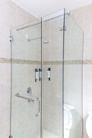 Shower, hair dryer, towels, soap - Serene Elegant family friendly home away located  in Kilimani (Nairobi)