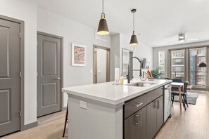 Fridge, microwave, oven, stovetop - Cozysuites PHX RORO Gym, Pool, Pets, Parking! #10 (Phoenix)