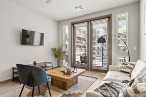 TV, offices - Cozysuites PHX RORO Gym, Pool, Pets, Parking! #10 (Phoenix)