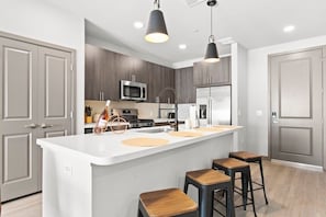 Refrigerador, microondas, horno y parrilla de estufa