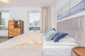 Desk, laptop workspace, bed sheets - Studio With Parking & Gym by Renters (Gdansk)