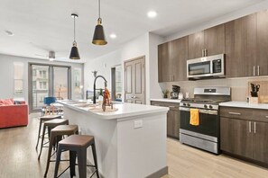 Kjøleskap, mikrobølgeovn, ovn og kokeplater