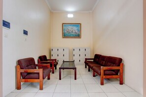 Lobby sitting area - Hotel O Guest House Mulia Dua Syariah (Klaten)