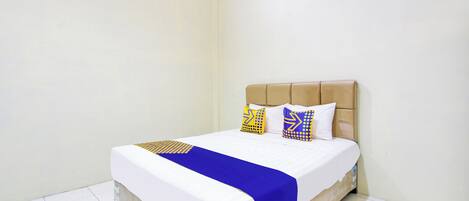 Basic Double Room | Desk, free WiFi, bed sheets