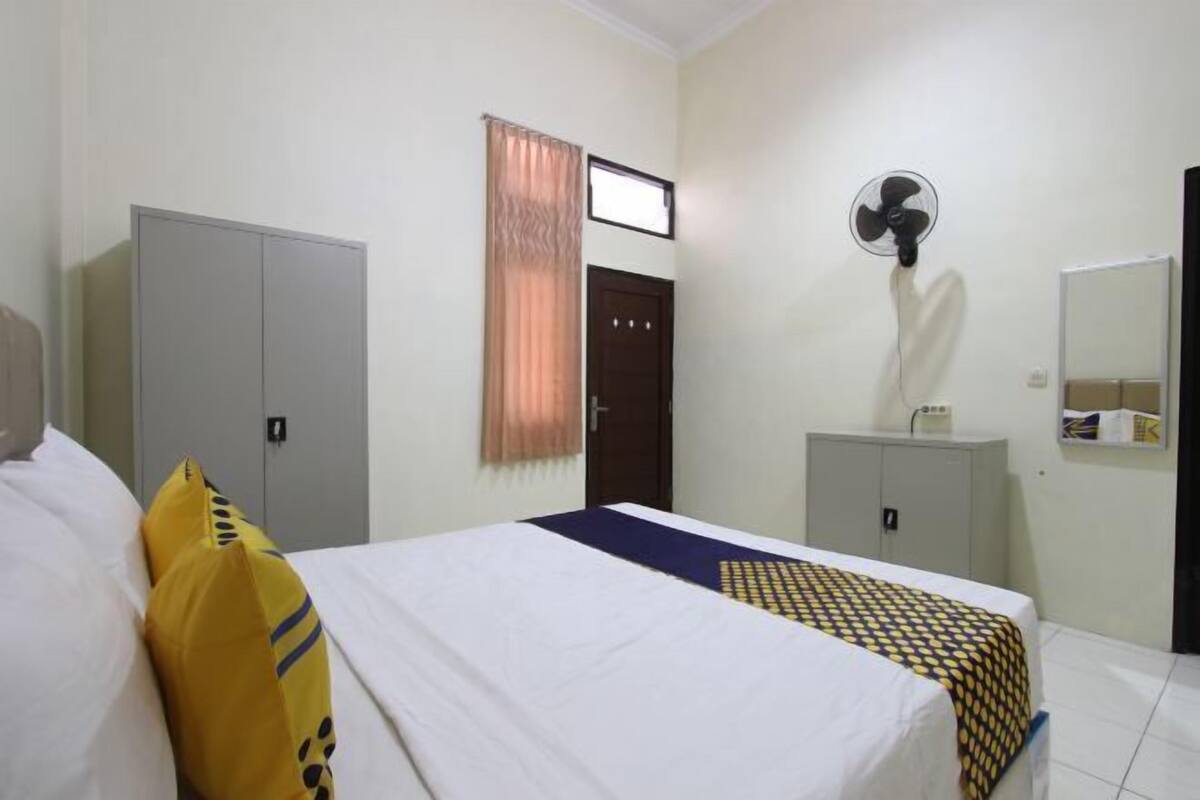 Desk, free WiFi, bed sheets