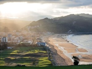 Beach - Cozy Apartment in Historic Center, 5-Minute Walk to Zarautz Beach (Zarauz)