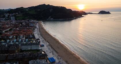Cozy Apartment in Historic Center, 5-Minute Walk to Zarautz Beach