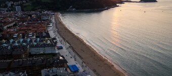 Cozy Apartment in Historic Center, 5-Minute Walk to Zarautz Beach