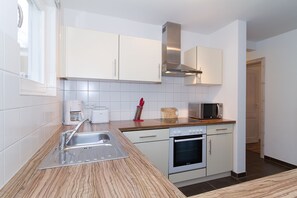 Kjøleskap, ovn, kokeplater og oppvaskmaskin