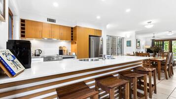 Een koelkast, een magnetron, een oven, een kookplaat