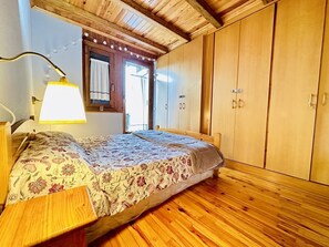 2 soverom, skrivebord, strykejern/-brett og reiseseng for barn