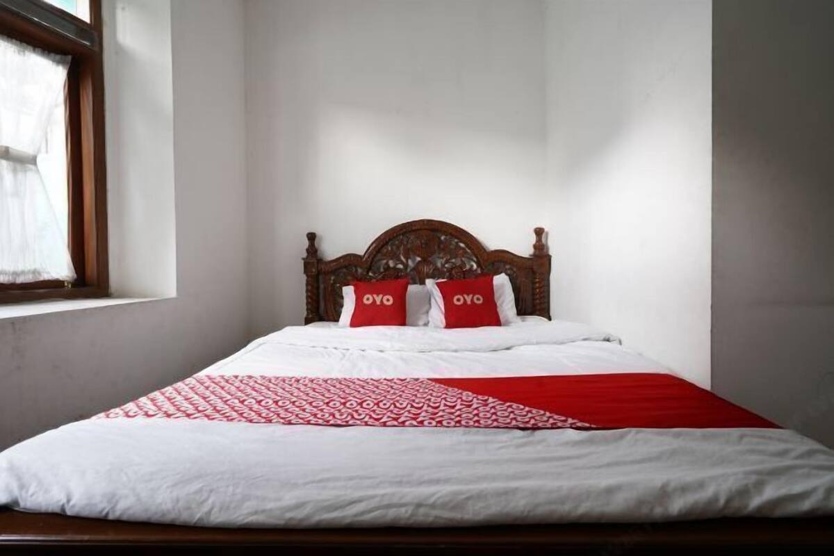 1 habitación, escritorio y espacio para trabajar con laptop