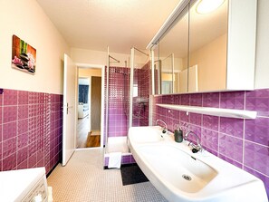Shower, hair dryer, towels - Verbringen Sie Einen Erholsamen Urlaub in der Ferienwohnung Zweiteheimat (Oberstaufen)