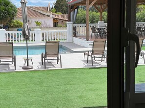 Una piscina al aire libre, una piscina climatizada