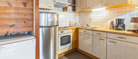 Fridge, oven, stovetop, dishwasher