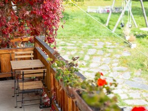 Outdoor dining - Cozy 1BR+Alcove in Serre Chevalier with Pool, WiFi, Private Parking, Near Slopes (Saint-Chaffrey)