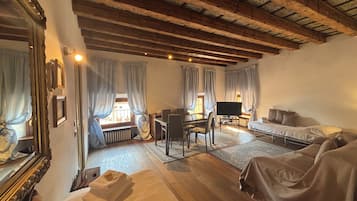 Classic Condo | Living area | Flat-screen TV