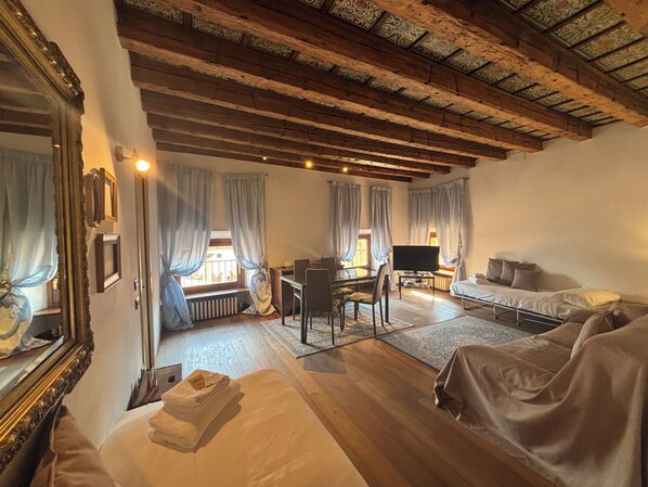 经典公寓式客房 | 起居区 | 平板电视