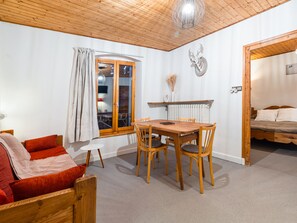 Dining - Charming 1-BR Apartment for 4 with Pool, Wi-Fi & Parking, Near Ski Slopes (Saint-Chaffrey)