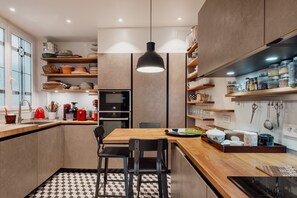 Fridge, microwave, oven, stovetop - Sunrise Synergy, by Veeve (Paris)