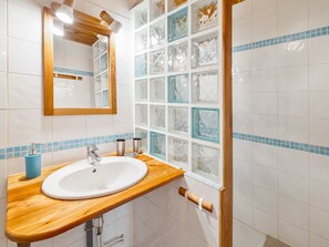 Bathroom - Cozy 3-Room Apt for 7 with Pool, Balcony, & Parking - Close to Pistes in Serre Chevalier (Saint-Chaffrey)