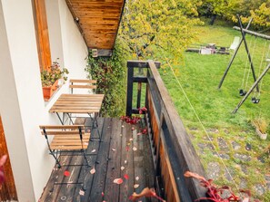 Outdoor dining - Cozy 3-Room Apt for 7 with Pool, Balcony, & Parking - Close to Pistes in Serre Chevalier (Saint-Chaffrey)