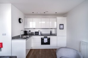 Fridge, microwave, oven, stovetop - Bright 1BR Stay Zeni in Alexandra Rise Manchester (Manchester)