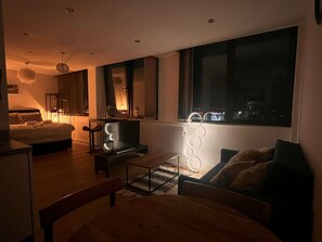 Een televisie en een kantoor