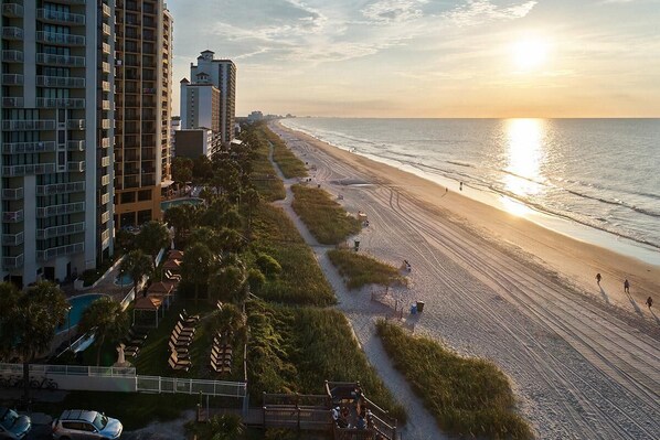 On the beach - Oceanfront Luxury: 5th Floor Includes Breakfast (Myrtle Beach)