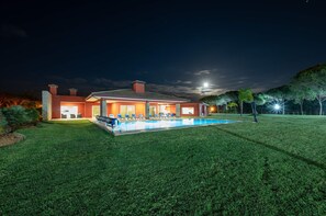 Pool - Villa Pinhal Luxa, stunning, spa, gym, games room (Quarteira)