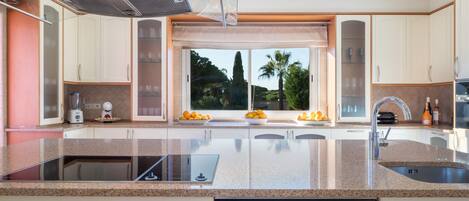 Frigorífic, microones, forn i placa de cuina