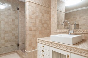 Shower, hair dryer, bidet, towels - Villa Pinhal Luxa, stunning, spa, gym, games room (Quarteira)