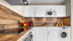 Kjøleskap, mikrobølgeovn, ovn og kokeplater