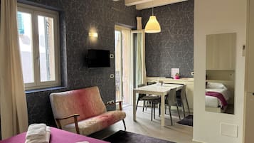 Studio | Living area | Flat-screen TV