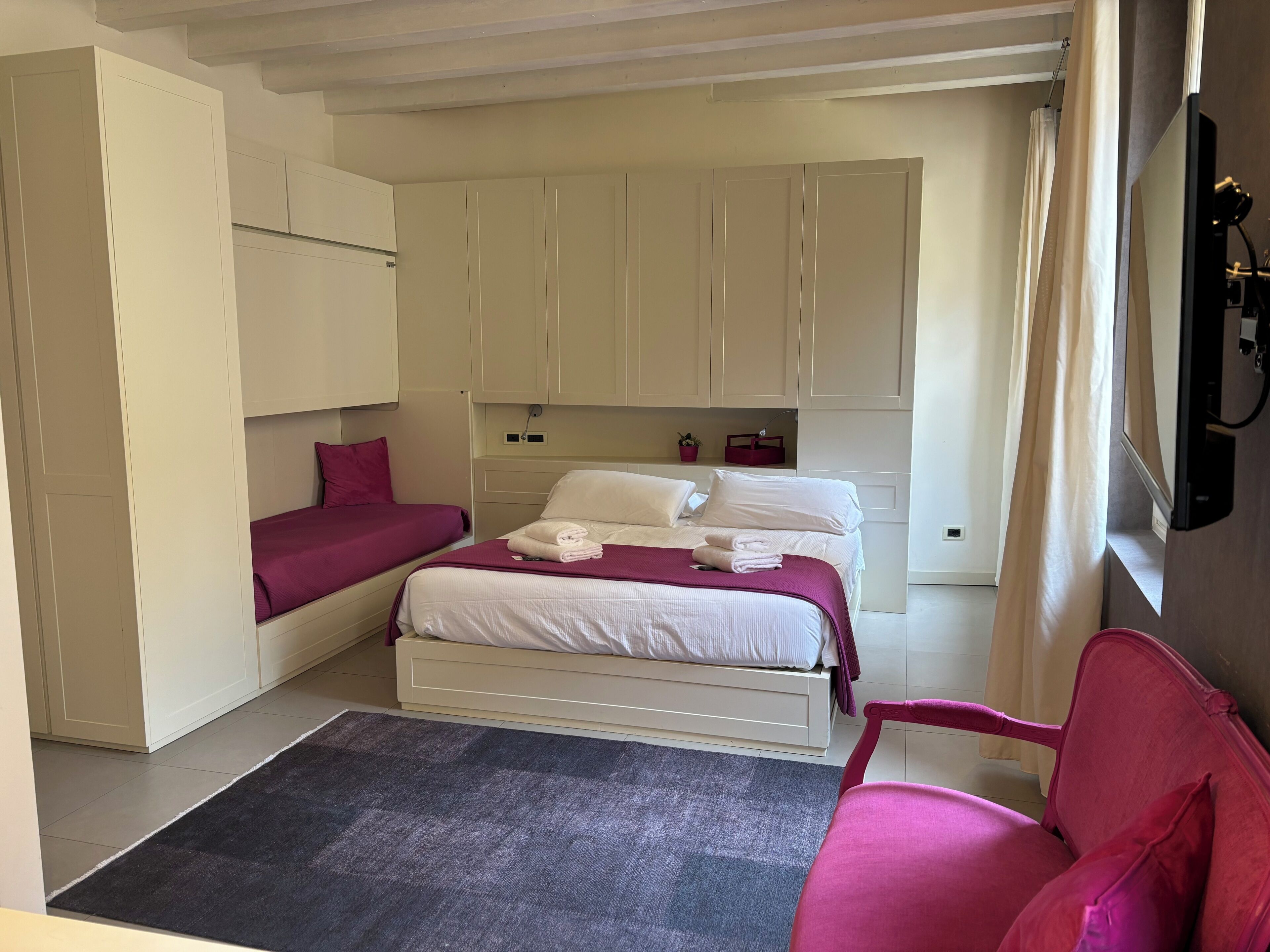 Studio Suite | Iron/ironing board, WiFi (free), bed sheets