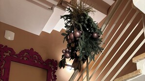 A staircase with white railings and beige steps, decorated with a Christmas tree and ornaments. - LOFT 17 ARENA (Verona)