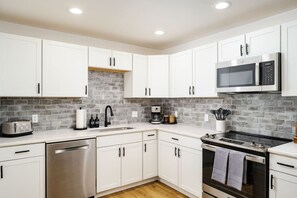 Køleskab, mikrobølgeovn, ovn, kogeplade