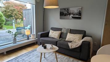 Căn hộ, 1 phòng ngủ | Khu phòng khách | TV màn hình phẳng 47-inch có truyền hình cáp