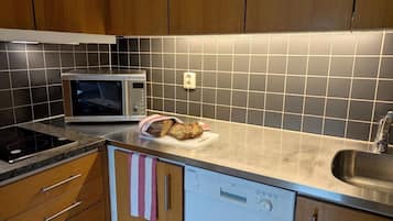 Apartemen, 1 kamar tidur | Dapur pribadi | Lemari es besar, microwave, kompor, dan mesin pencuci piring