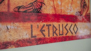 A wall with graffiti, including the word "L'ETRUSCO". - Hotel l'Etrusco - San Vincenzo (San Vincenzo)