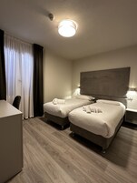 Habitación superior con 1 cama doble o 2 individuales | Minibar, caja fuerte, sistema de insonorización y wifi gratis