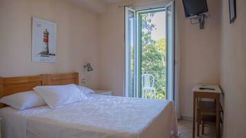 Deluxe Room, 1 Queen Bed | Minibar, in-room safe, soundproofing, free WiFi